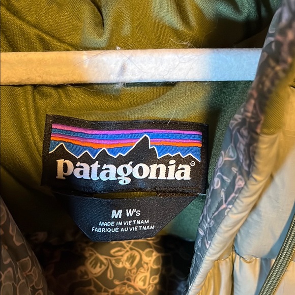 Patagonia Green and Beige Puffer Vest - Picture 4 of 4